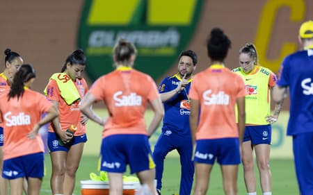 Arthur Elias instrui Seleção na véspera do jogo contra Zâmbia. (Foto: Lívia Villas Boas/CBF)