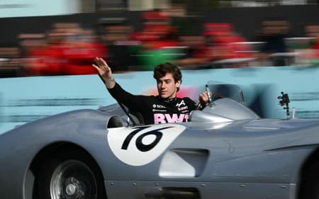 Franco Colapinto levou a F1 em evento para Buenos Aires, na Argentina (Foto: Luis ROBAYO / AFP)