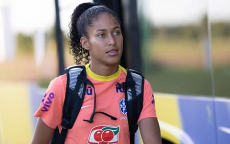 Gi Fernandes chegando para seu primeiro treino com a Seleção Feminina Principal Créditos: Lívia Villas Boas/CBF