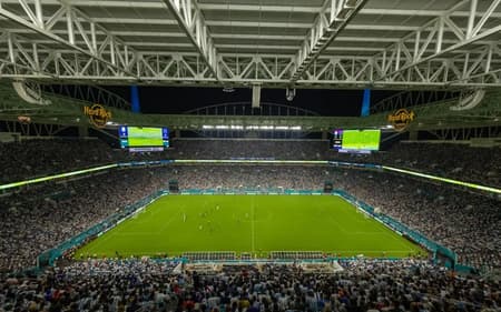 Palco da festa! O Hard Rock Stadium vai receber o espetáculo de abertura e o início do novo Mundial de Clubes. (Foto: Divulgação/Conmebol)