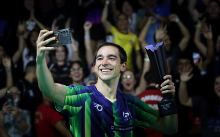 Hugo Calderano faz selfie com a torcida após o título em Foz do Iguaçu (Foto: Abelardo Mendes Jr/ CalderanoTM)