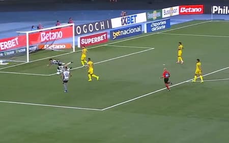 Lance do pênalti em Medina no jogo Botafogo x Mirassol (Foto: Reprodução/CBF TV)