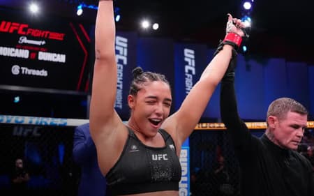 Alice Pereira comemora a primeira vitória no UFC (Foto: Jeff Bottari/Zuffa LLC)