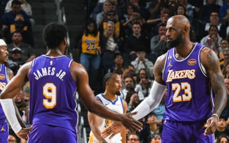 Bronny e LeBron James comemoram ponto na vitória do Lakers (Reprodução)