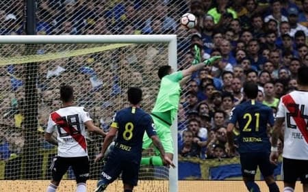 Após muita expectativa, a Conmebol confirmou, através do presidente Alejandro Domínguez, que a final da Libertadores será realizada no dia 8 ou 9 de dezembro. O local ainda não foi definido, mas a única certeza é que o jogo não será na Argentina.<br>