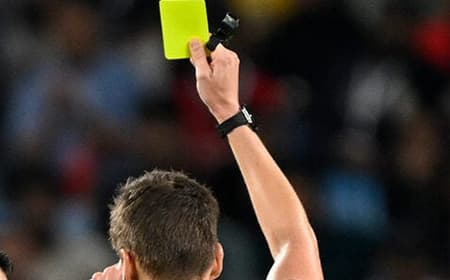 Juiz aplicando amarelo