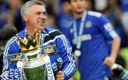 Ancelotti com troféu Chelsea
