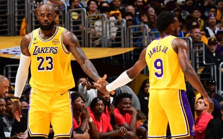 Lebron James e o filho Bronny jogaram juntos na vitória do Lakers sobre o Rockets pelos playoffs da NBA
