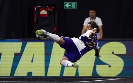 Marcelo arriscou um voleio durante o jogo entre Skull e Porcinos pela Kings League Espanha