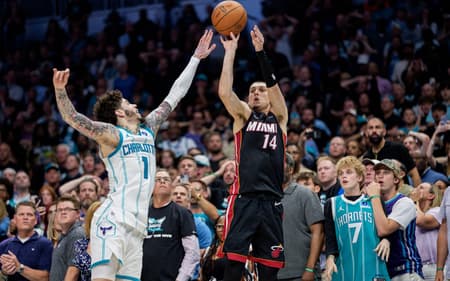 Tyler Herro, do Miami Heat, em derrota para o Charlotte Hornets no Play-In da NBA (Foto: Jacob Kupferman/Getty Images/AFP)