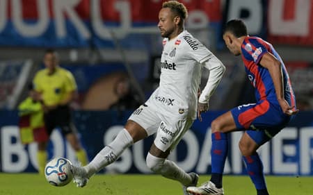 Neymar em ação no jogo do Santos contra o San Lorenzo pela Sul-Americana