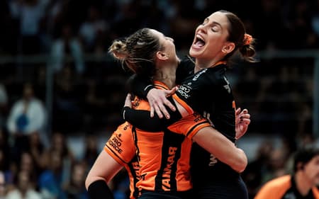 Camila Brait comemora ponto do Osasco durante a semifinal da Superliga Feminina de Vôlei