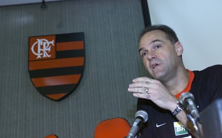 Basquete Masculino: Oscar Schmidt anuncia que vai continuar jogando basquete durante entrevista coletiva na sede do Flamengo, na Gávea, no Rio de Janeiro (RJ). (Rio de Janeiro (RJ), 23.05.2002. Foto de Alexandre Campbell/Folhapress)