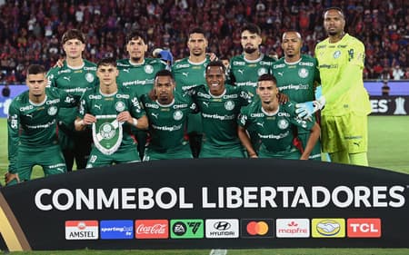 Jogadores do Palmeiras perfilados antes de enfrentar o Cerro (Foto: DANIEL DUARTE / AFP)
