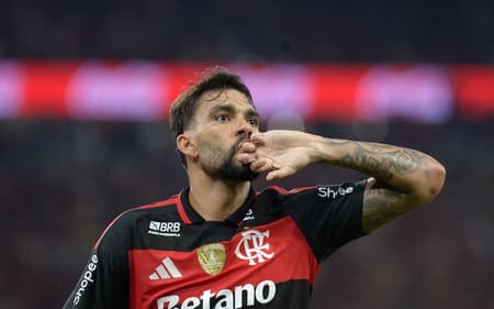 Lucas Paquetá comemora gol diante do Santos