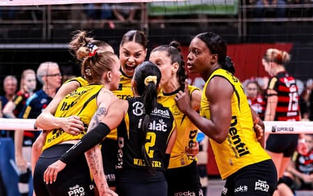 Praia Clube comemora ponto durante semifinal da Superliga contra o Sesc Flamengo