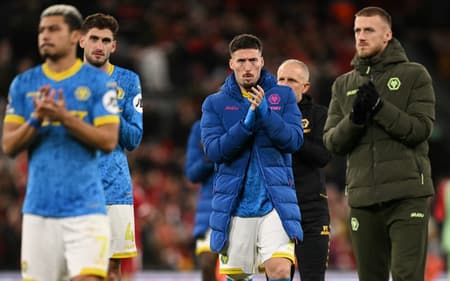 Jogadores do Wolves agradecem o apoio da torcida após partida da Premier League (Foto: Oli SCARFF / AFP)
