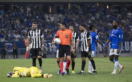 Jogo foi marcado por muito diálogo entre árbitro e atletas (Foto: Patricia Guedes/Onzex Press e Imagens/Folhapress)