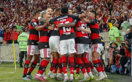 Jogadores do Flamengo comemoram gol contra o Vasco (Foto:Mauro Silva/Prime Fotografias/MyPhoto Press/Folhapress)