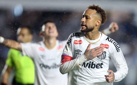 Neymar marca o primeiro gol na vitória contra o Bragantino. (Foto: Guilherme Dionizio/Código 19/Folhapress)