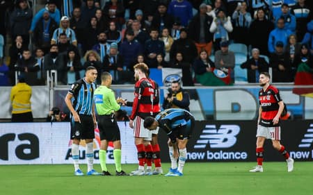 Carrascal abriu o placar diante do Grêmio, fora de casa. (Foto: Mateus Rodrigues Da Rosa/MyPhoto Press/Folhapress)