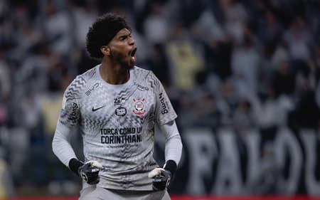 Hugo Souza utilizou uniforme cinza contra o São Paulo (Foto: Ettore Chiereguini/AGIF/Folhapress)