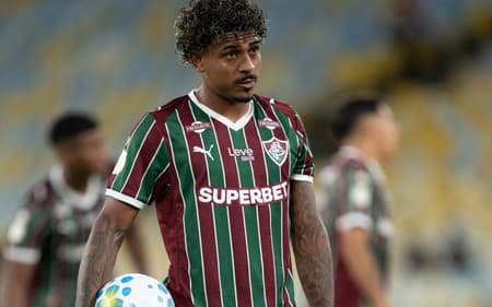 John Kennedy desperdiça cobrança de pênalti para o Fluminense (Foto: Jorge Rodrigues/AGIF/Folhapress)
