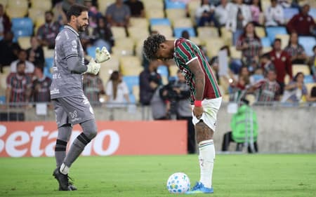 John Kennedy antes de bater pênalti pelo Fluminense (Foto: Bruno Martins/Agencia Enquadrar/Folhapress)