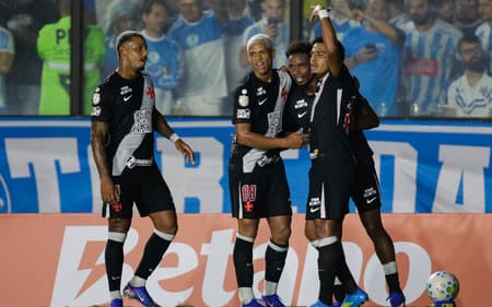 Jogadores do Vasco comemoram gol contra o Paysandu (Foto: Ruano Carneiro / Carneiro Images/Fotoarena/Folhapress)