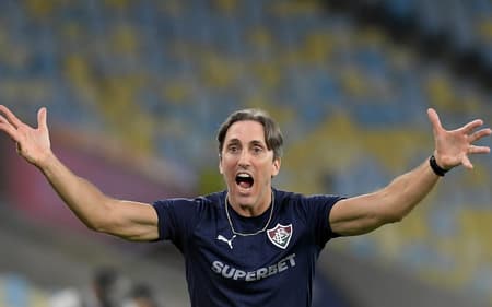 Zubeldía, técnico do Fluminense, reclama com a arbitragem (Foto: Dhavid Normando/Código 19/Folhapress)