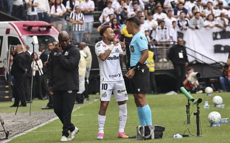 Neymar discutindo com o árbitro