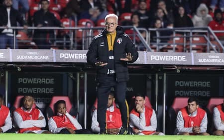 Dorival à beira do gramado no Morumbis pelo São Paulo