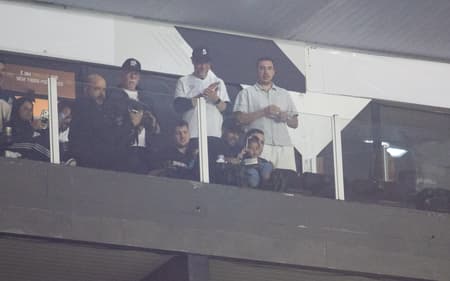 Neymar acompanha partida do Santos em camarote da Vila Belmiro. (Foto: Rodilei Morais /Fotoarena/Folhapress)