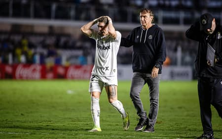 Cuca ao lado de Rollheiser na Vila Belmiro. (Foto: Phd Press/Thenews2/Folhapress)