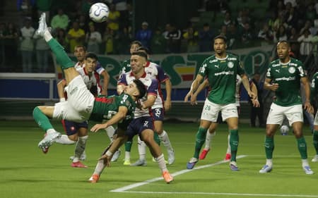Flaco López durante lance em que tentou marcar gol de bicicleta em Palmeiras x Cerro Porteño