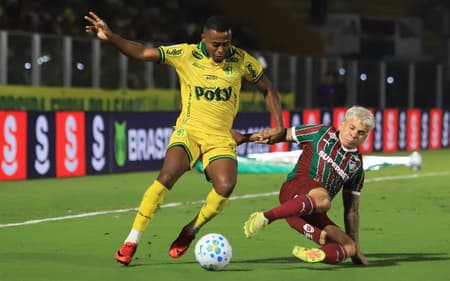 Jogadores disputam bola em Mirassol e Fluminense (Foto: Alex Pelicer/Agencia F8/Folhapress)