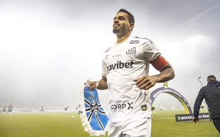 Lucas Veríssimo foi tutlar do Santos no duelo contra o Grêmio. .(Foto: Pedro Paulo Diaz/Thenews2/Folhapress)
