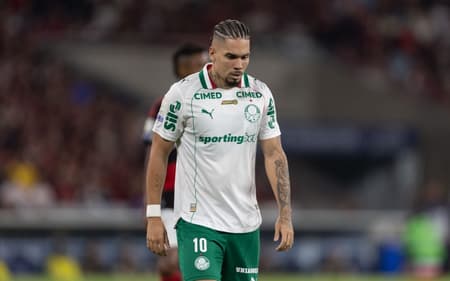 Paulinho andando durante a partida entre Flamengo e Palmeiras