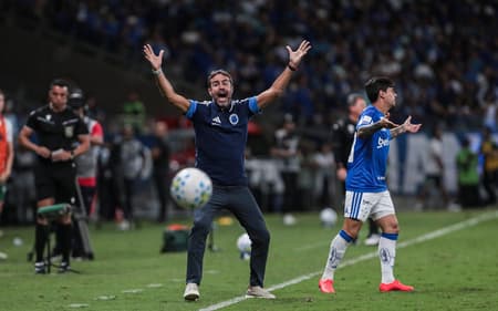 Arthur Jorge, do Cruzeiro, durante partida entre Cruzeiro e Chapecoense (Foto: Rodney Costa/Zimel Press/Folhapress) ORG XMIT: FOTOGRAFO