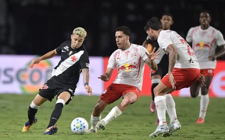 Vasco perdeu para o Bragantino (Foto: Thiago Ribeiro/AGIF/Folhapress)