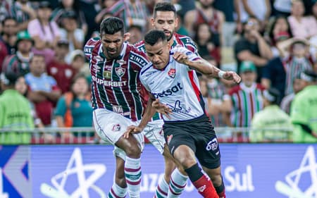 Janderson dribla Thiago Santos em Fluminense x Vitória (Fotos: Victor Ferreira/EC Vitória)