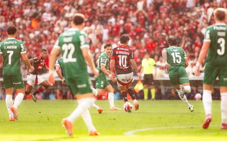 Jogadores do Flamengo e Palmeiras durante partida do Campeonato Brasileiro