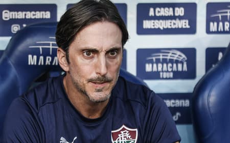 Zubeldía no banco de reservas do Fluminense (Foto: Lucas Merçon/ Fluminense FC)