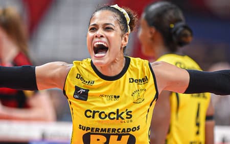Adenízia, do Praia Clube, vibra ao marcar ponto na semifinal da Superliga Feminina 25/26 (Foto: Paula Reis/CRF)