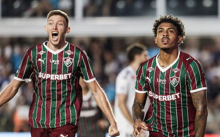 Castillo e John Kennedy comemoram gol do Fluminense contra o Santos (Foto: Lucas Merçon/ Fluminense FC)