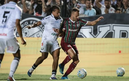 Renê disputa bola em Operário x Fluminense (Foto: Marcelo Gonçalves/ Fluminense FC)