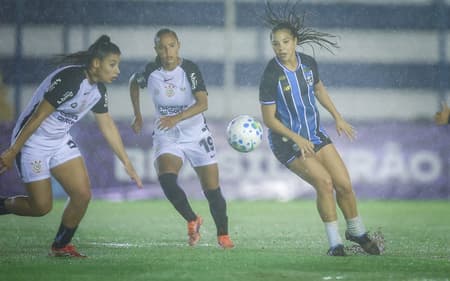 RS - FUTEBOL/CAMPEONATO BRASILEIRO FEMININO 2026/GREMIO X CORINTHIANS - ESPORTES - Lance da partida entre Gremio e Corinthians disputada na noite desta sexta-feira no Estádio Passo D`Areia, em Porto Alegre, valida pelo Campeonato Brasileiro Feminino 2026. FOTO: LUCAS UEBEL/GREMIO FBPA