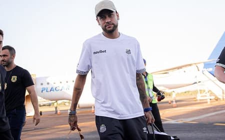 Neymar durante viagem do Santos para o Paraguai. (Foto: Raul Barletta/ Santos FC)