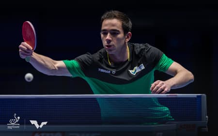 Hugo Calderano em ação nas oitavas de final do Mundial de Tênis de Mesa por Equipes (Foto: WTT)