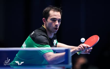 Hugo Calderano é surpreendido nas quartas de final do Mundial de Tênis de Mesa por Equipes 2026 (Foto: WTT)